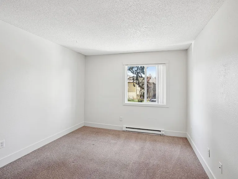 Beverly Grove Apartments — Photo 33