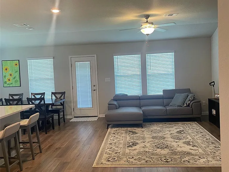 104 Greenspire Downs Dr — Photo 8