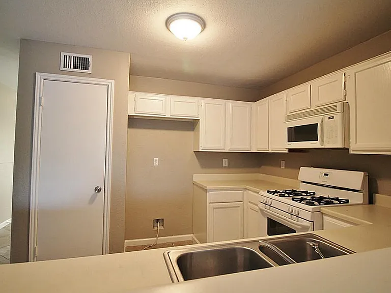 12026 Kleinmeadow Dr — Photo 5