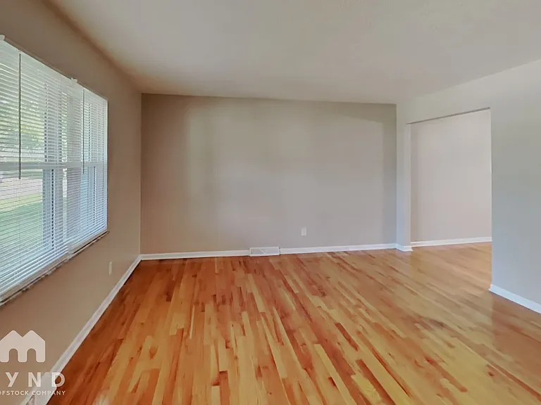 5621 Oakmont Dr — Photo 2