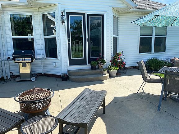 3rd image of 185 Canterbury Ct