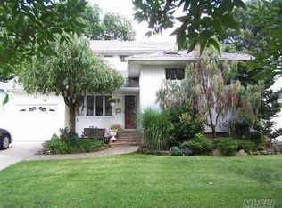 61 Elm Dr, Farmingdale, NY