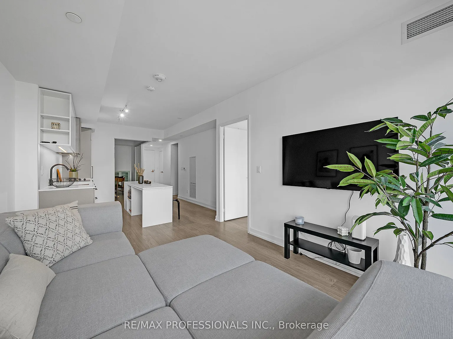 3 bed, $3,000 — Photo 4