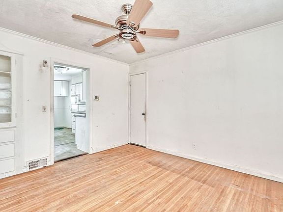 11th image of 262 Commodore Pkwy