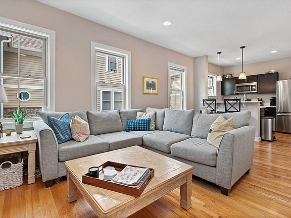 5th image of 236 E 2nd St #2