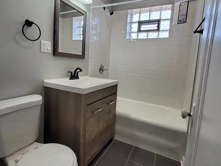 2064 W Hutchinson St #3 — Photo 18