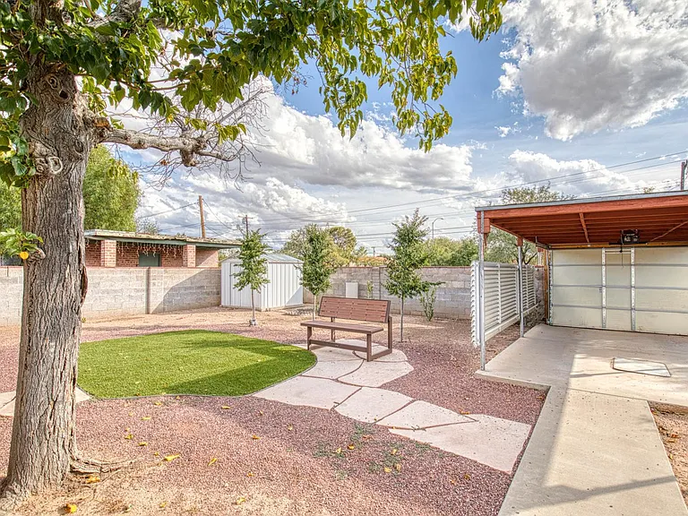 1516 E Spring St — Photo 48