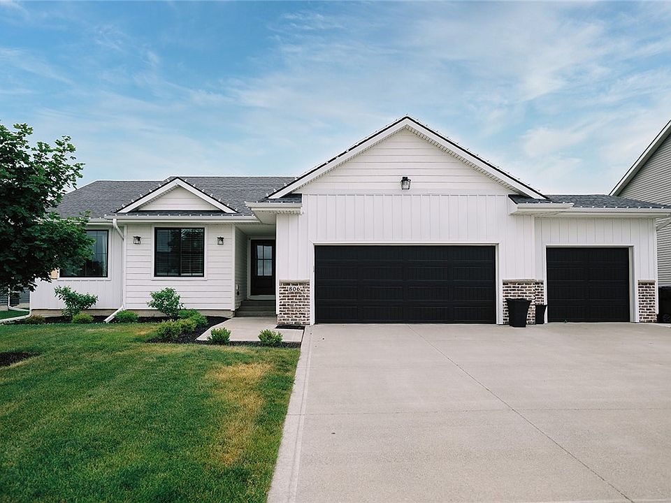 1st image of 806 NW Seasons Dr