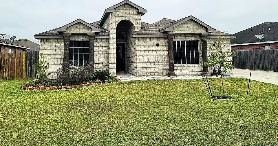 1st image of 2104 Brook Ln