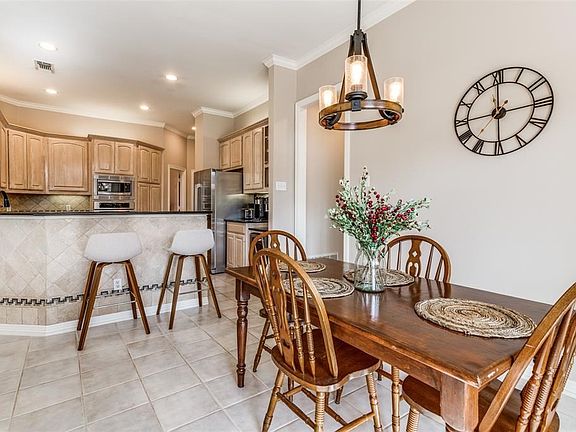 4th image of 912 Saint Andrews Pl