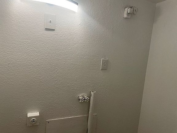 Washer/Dryer hook ups