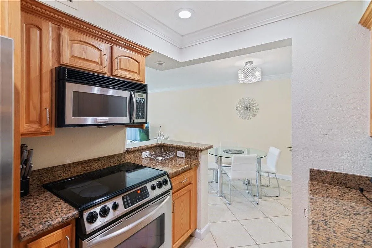 2 bed, 2.0 bath, 960 sqft, $3,200 — Photo 3