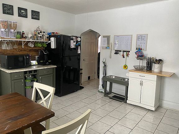 3rd image of 2770 Fern Ave