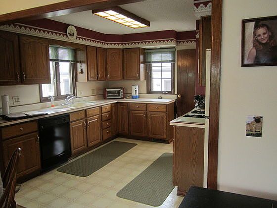 Large kitchen w/lots storage