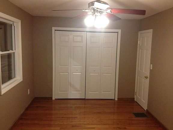 2nd bedroom: Large closet