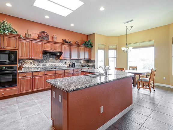 4th image of 16929 W Artesia Dr
