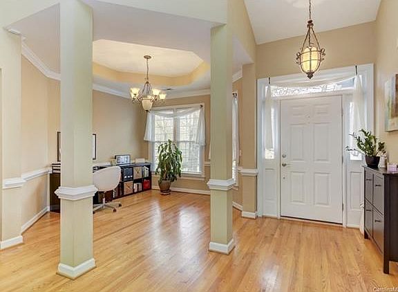 3rd image of 4916 Chestnut Knoll Ln