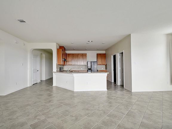 4th image of 1701 Foxglove Dr
