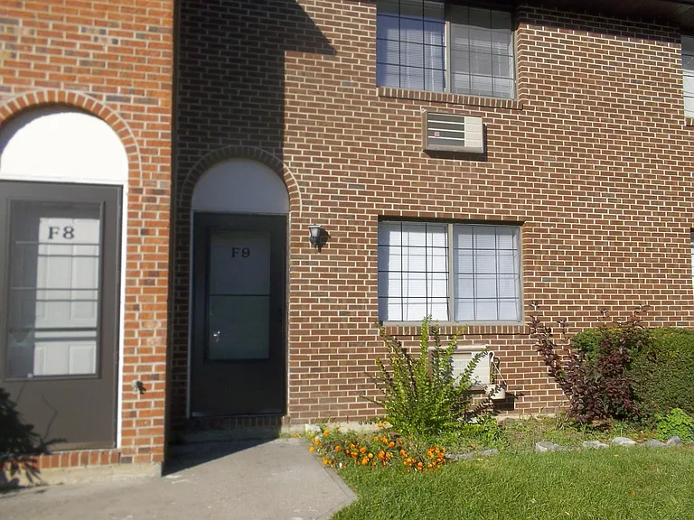 100 Mark Ln #F9 — Photo 1