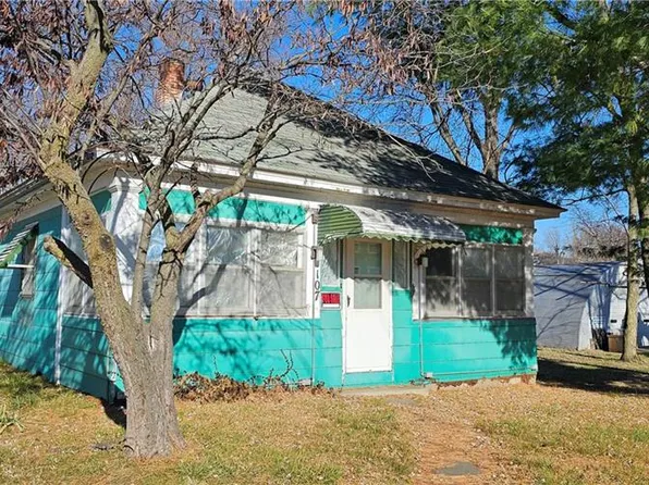 107 W Walnut St, Waverly, MO 64096