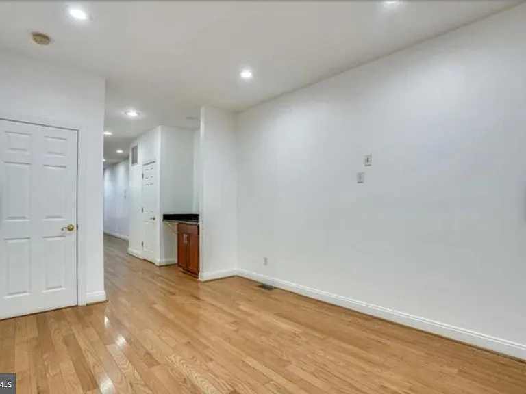 111 E Cross St — Photo 10