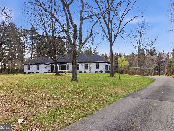 3rd image of 148 Lambertville Hopewell Rd
