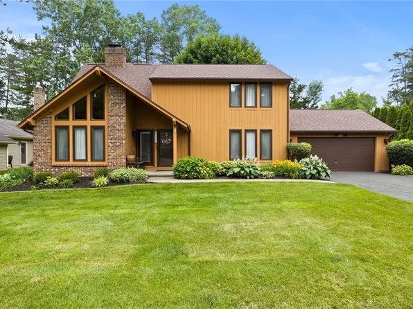 4 Green Pine Ln, Webster, NY 14580