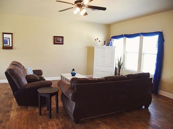 3rd image of 140 Jasper Ln
