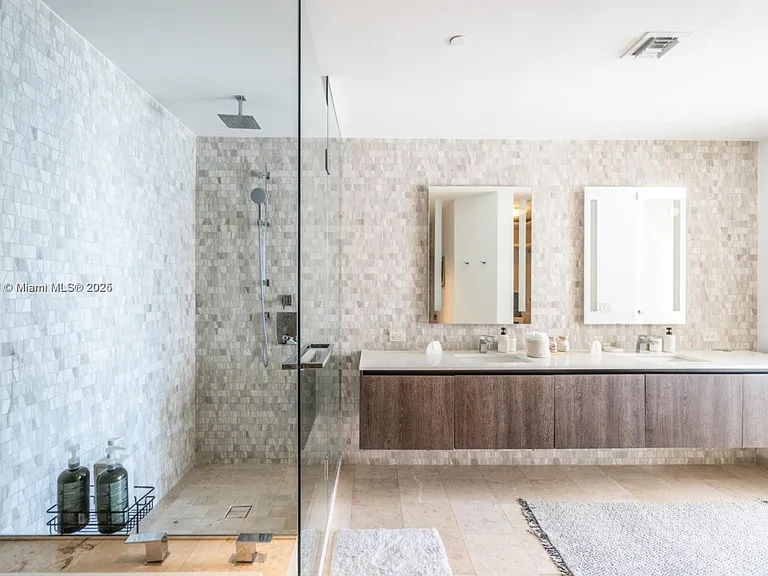 88 SW 7th St #30 — Photo 8