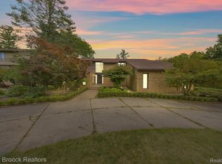 4619 Maura Ln, West Bloomfield, MI