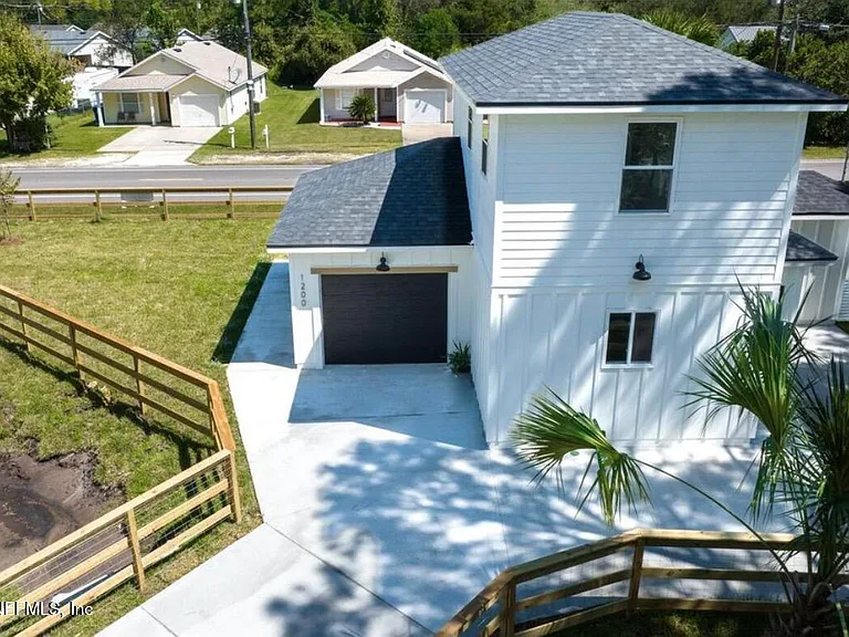 1200 N Clay St — Photo 1