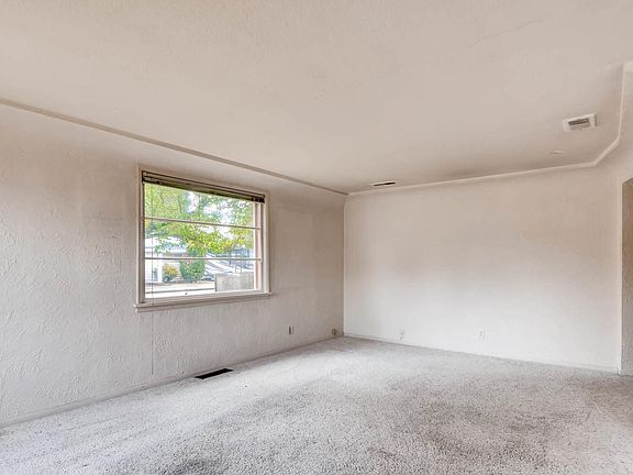 3rd image of 2618 Linden Ln