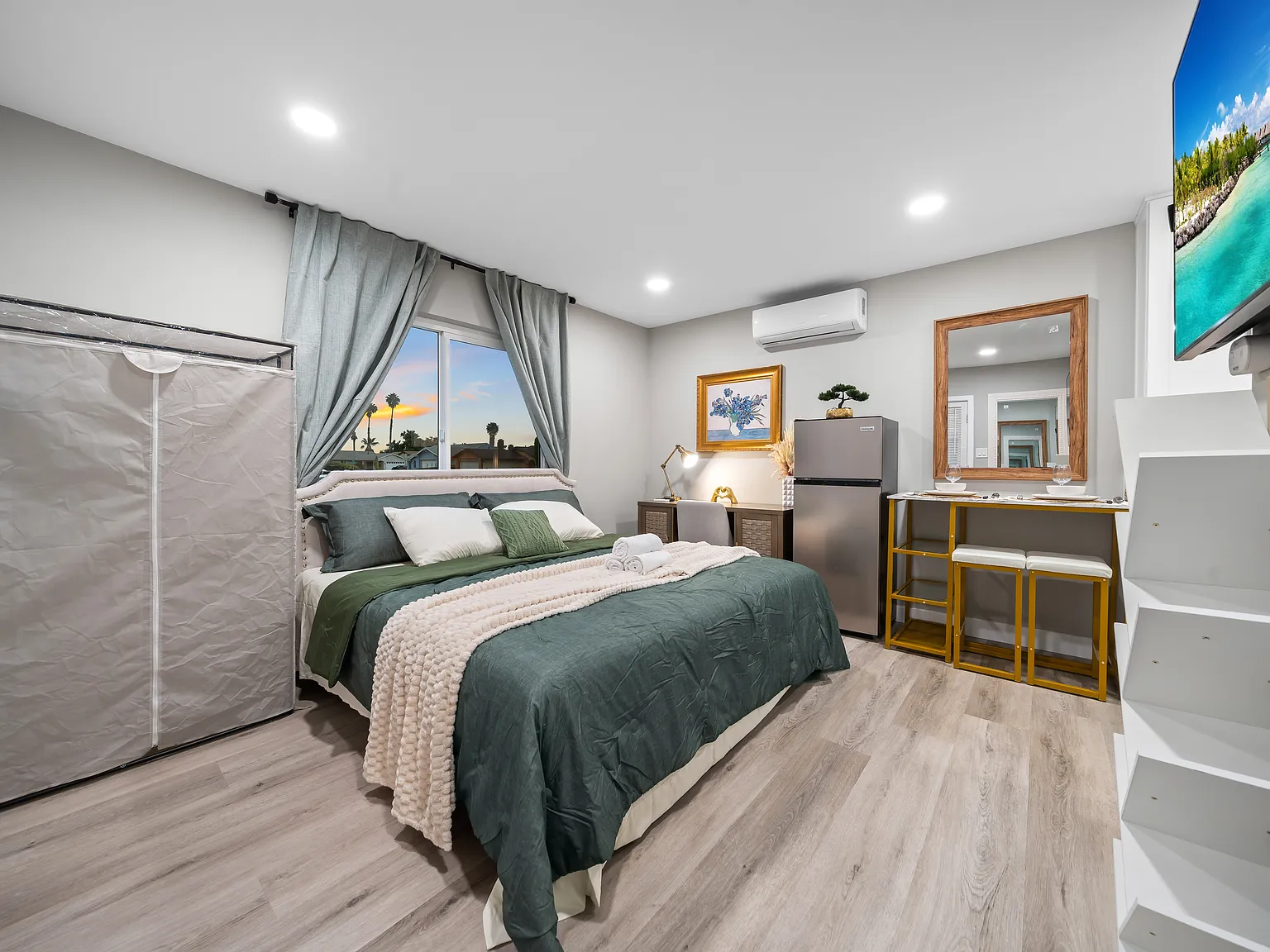 Studio, 300 sqft, $2,900 — Photo 3