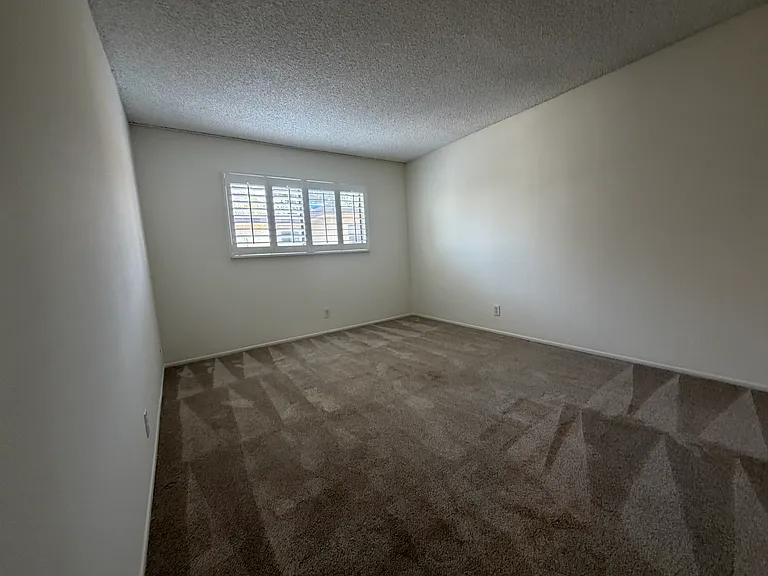9131 Burnet Ave — Photo 4