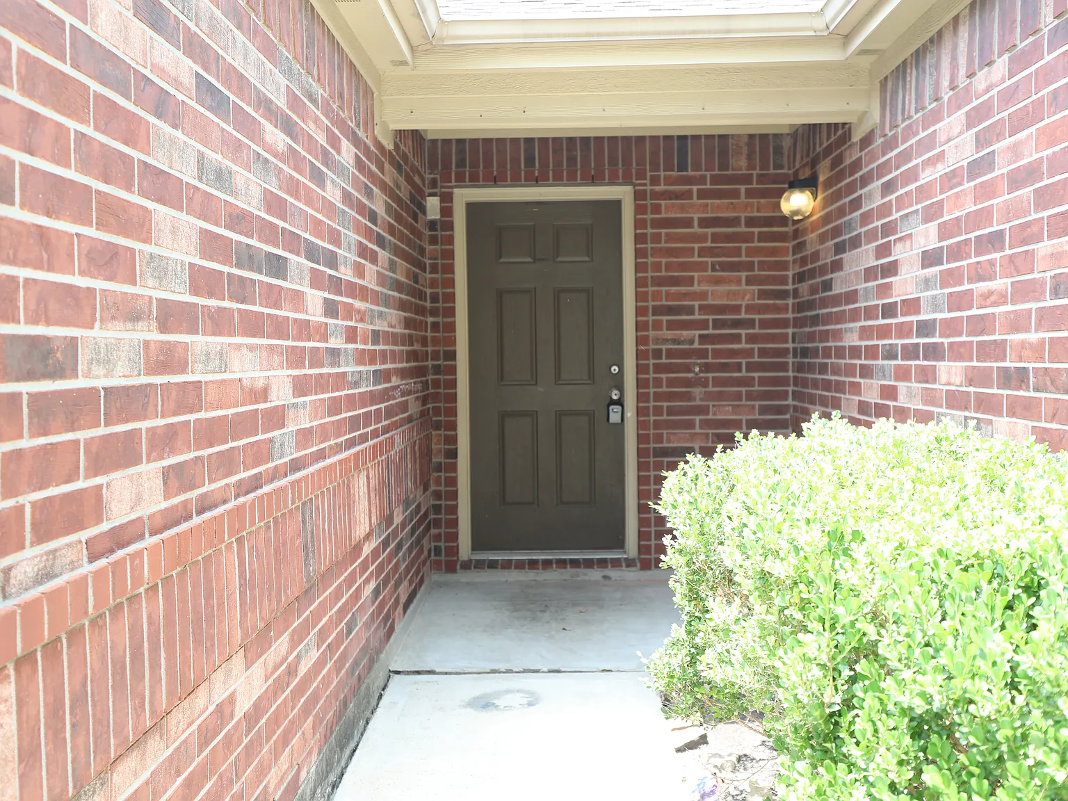 3 bed, 2321 sqft, $1,999 — Photo 2