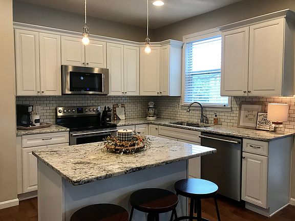 4th image of 5106 Oakmont Dr