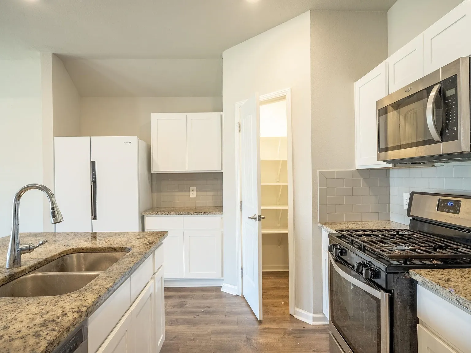 4 bed, 2.0 bath, 1875 sqft, $2,500 — Photo 4