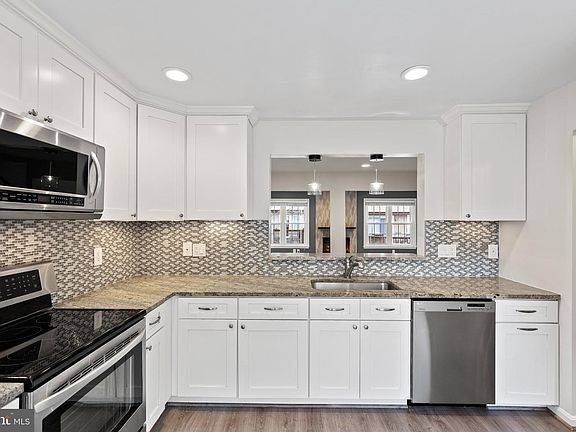 5th image of 152 Barnsfield Ct #203