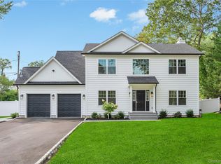 271 N Country Rd, Smithtown, NY 11787