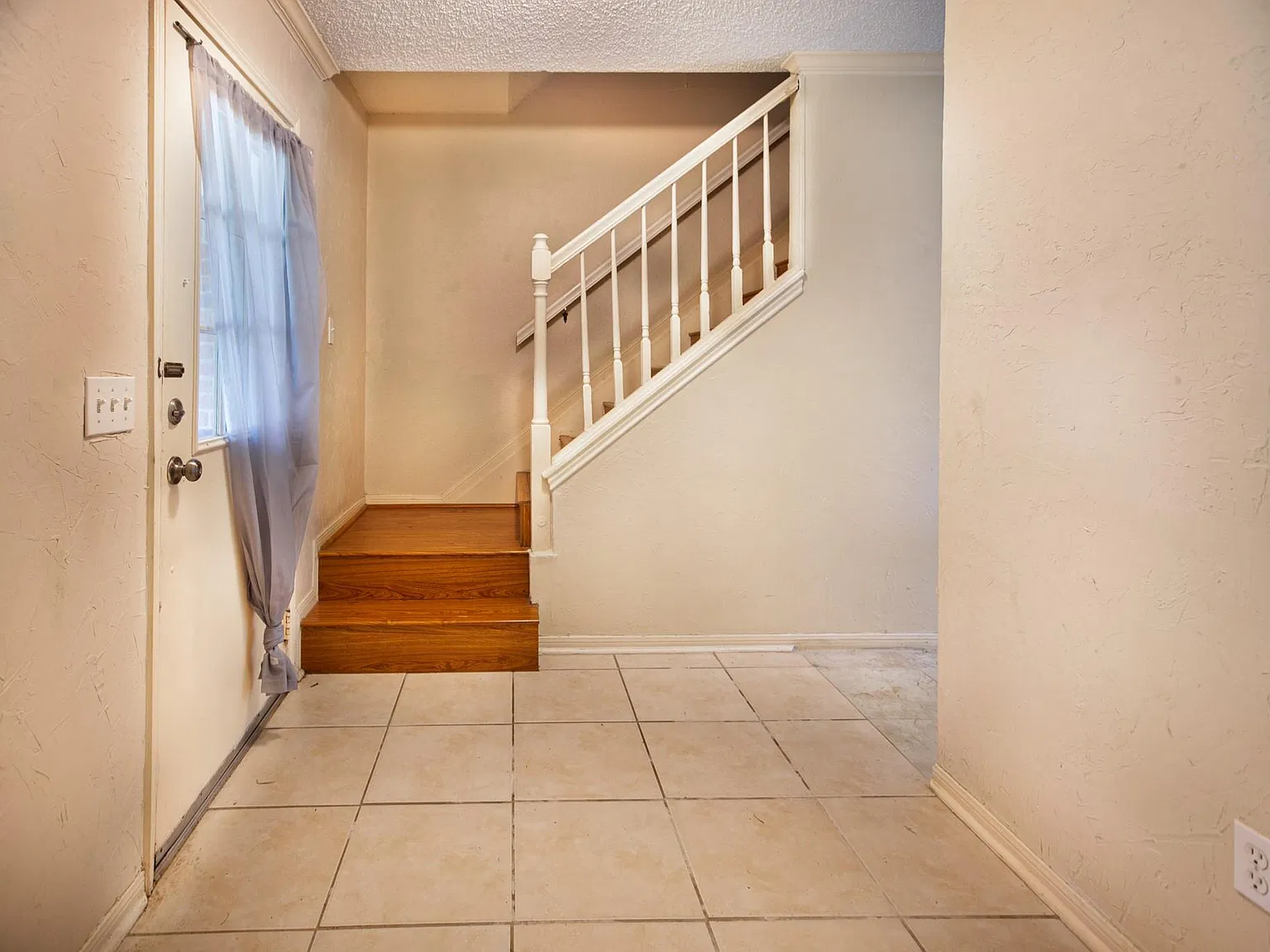 3 bed, 2.5 bath, 1843 sqft, $2,050 — Photo 2