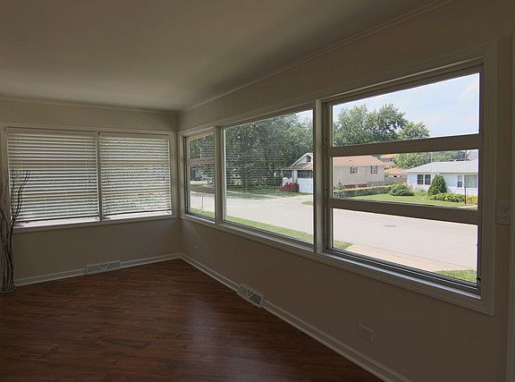 4th image of 22 E Pine Ave