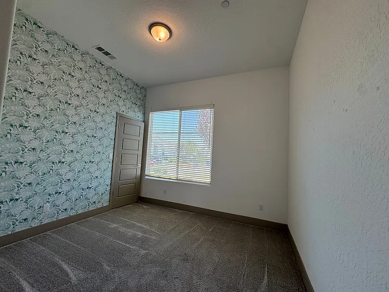 2637 W Andrew Ln — Photo 33
