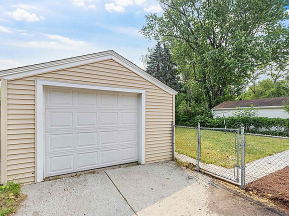 3rd image of 2527 Ellen Ave