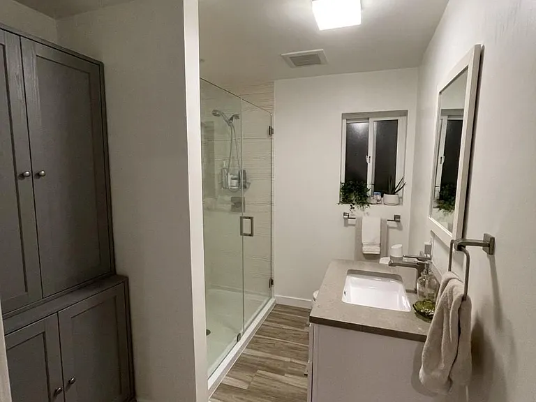 606 Bath with extra closet space