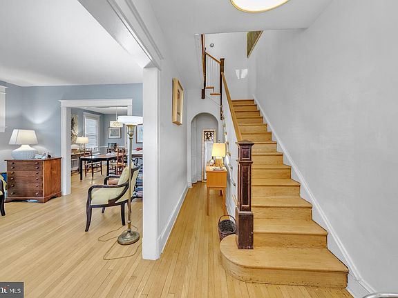 4th image of 513 Nicholson St NW