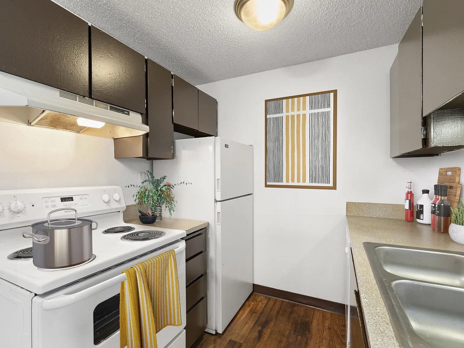 Lake Crest Apartments — Photo 3