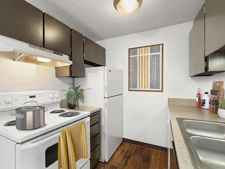 Lake Crest Apartments — Photo 3