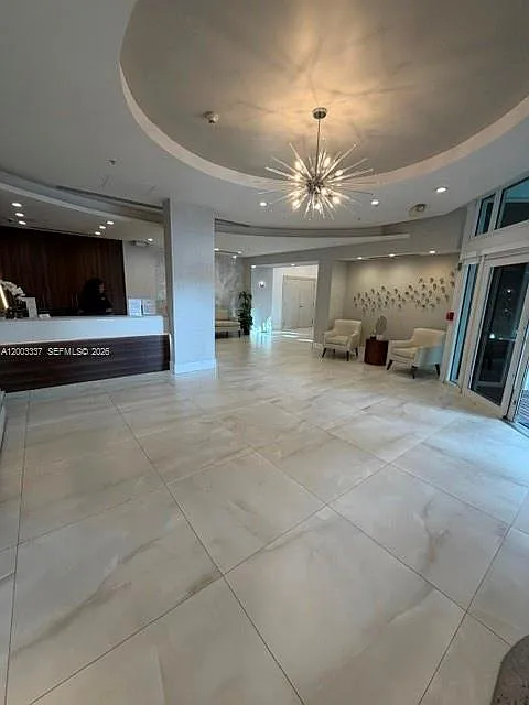 Residences On Hollywood B — Photo 3