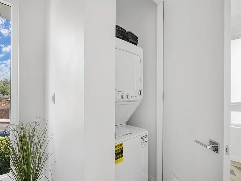 837 N Kingsley Dr — Photo 12
