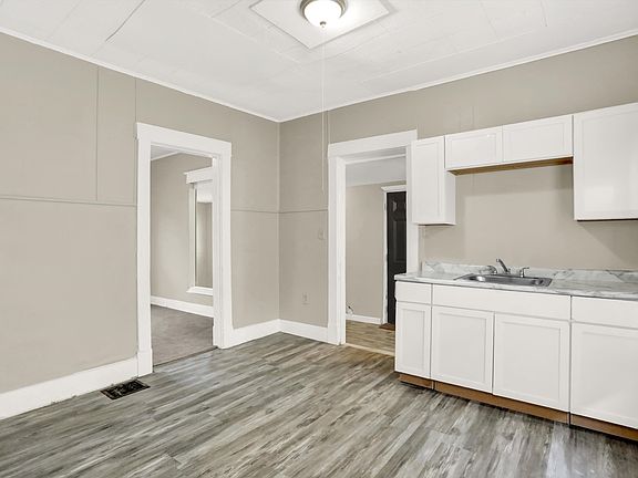 4th image of 419 N Centennial St
